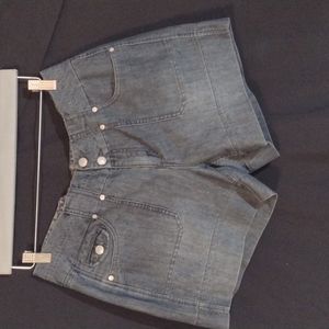 Size 8 Dakota Blue denim shorts